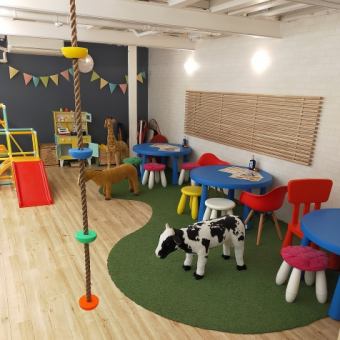 The basement has play equipment and toys.There are seats in the playground.The basement seating is a floor with toys and play equipment.Although it is a table, you have to take your shoes off, so it is safe for babies!