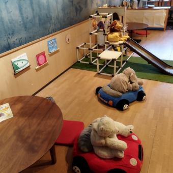 The second floor is full of toys.There are lots of toys around the seats.Recommended for babies and young children!