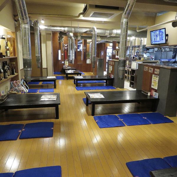 There is a spacious room available! There are 4 tables for 4 people and 4 tables for 6 people, so even groups can respond.Please relax at our shop.