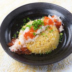 なまら屋名物 蟹いくら乗せチャーハン