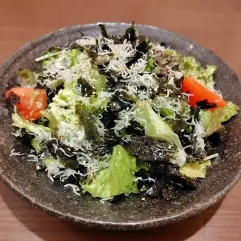 沙拉里有很多银鱼和韩国海藻