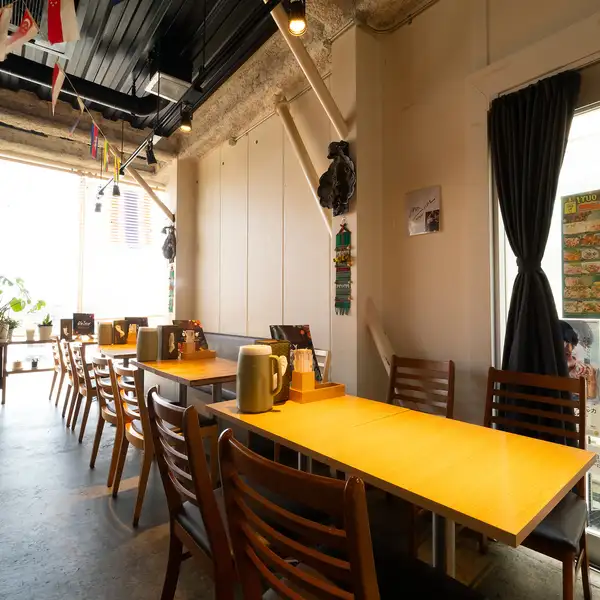 厨房から漂うフレッシュハーブやスパイスの甘辛い香りが食欲をそそり、店内には乾杯の歓声が飛び交います。タイの賑やかなナイトマーケットに迷い込んだようなエネルギッシュな空気感の中で、本格料理と美味しいお酒を心ゆくまでお楽しみいただけます。