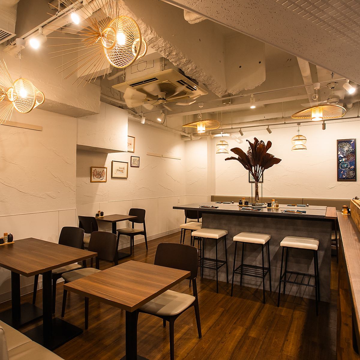 落ち着いた雰囲気の中で会話とお食事をお楽しみくださいませ！