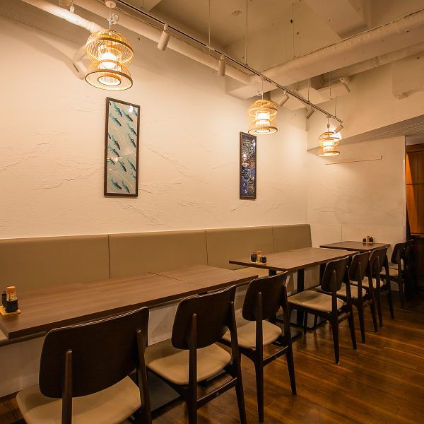 テーブル席をご用意しており、会話を楽しみながらゆっくりとくつろげる空間です。友人や家族と共に、楽しいひと時をお過ごしください。また、大人数でのご利用も可能ですので、特別な集まりにも最適です。大人数でのご利用の際はご相談くださいませ。