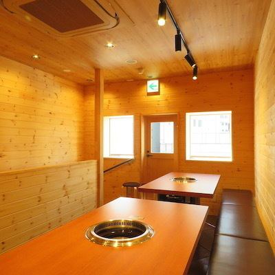 《It's like a log house! A warm space filled with the warmth of wood》You can enjoy yakiniku in a healing space that makes you feel like you're in the middle of the forest♪A good location just a 2-minute walk from the station can be used in a variety of situations◎