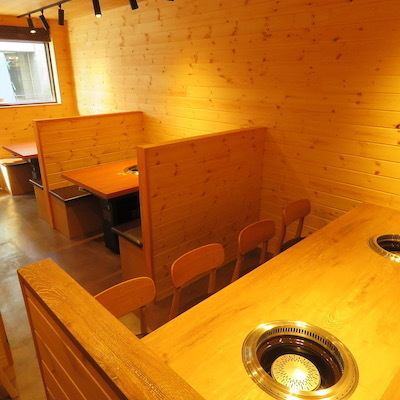 《Comfortable time with a smokeless roaster and a space where you won't be bothered by the neighbors◎》The restaurant is small, but there are partitions between each table, so you can eat and drink without worrying about your surroundings!