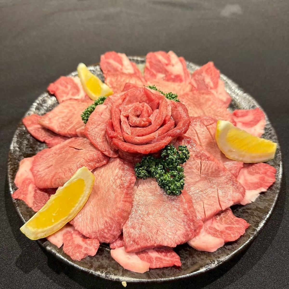 Thickly sliced tongue and fresh offal delivered directly from Shibaura ◎ And a homey atmosphere