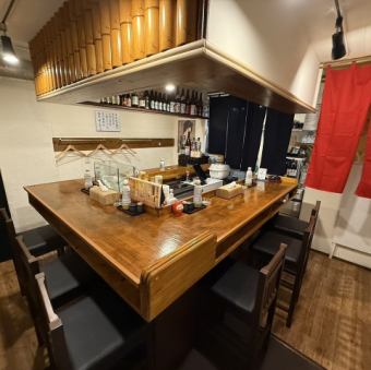 お仕事帰りのお一人様やカップル、ご夫婦でのお食事に最適なカウンター席を11席ご用意!少人数でのサク飲みにも最適でお席の距離が近いのでお食事と会話がお愉しみいただけます。落ち着いた雰囲気の店内では豊洲市場から仕入れた厳選マグロをお手頃価格でご堪能いただけます。また、料理に合わせた日本酒も豊富にご用意★