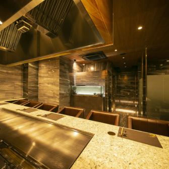 〈期待を裏切らない大人の隠れ家〉完成された隠れ家空間であえて景色を求めない、完成された美。職人の技と本物の意匠に酔いしれる、大人のための極上隠れ家空間で素敵な時間をお過ごし下さい。