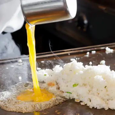 《午餐》豪华招牌菜,选用从水箱中取出的鲜活龙虾和精选国产母牛——15,000日元