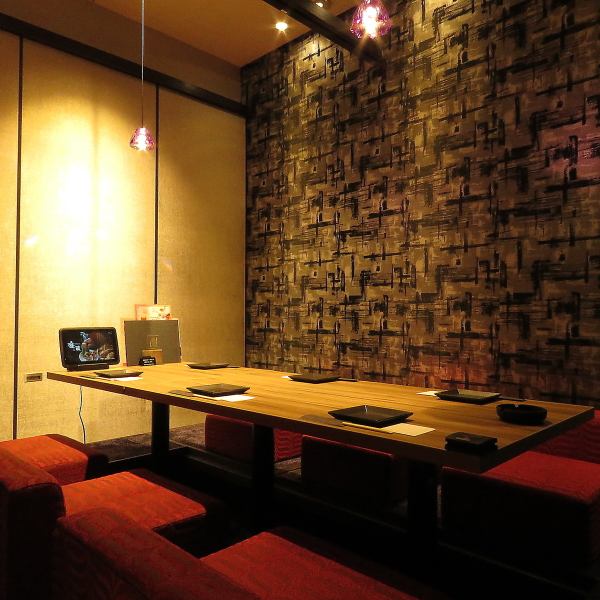 【仲の良いご友人・知人様とのお食事に最適な個室席】ゆったりお過ごし頂ける個室席を完備しており、広々とした空間でのお食事とお酒をお愉しみいただけます。お料理やお酒も豊富にご用意しておりますので、飲み会やお食事の席に最適です。