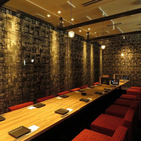 【個室完備】 ご宴会は『楽蔵 静岡南口駅前店』にお任せください!大人数様向けの大型個室では、ゆったりとした楽しいひと時をお過ごしいただけます。中小規模のお食事にピッタリの個室もご用意しているので、ご家族でのご利用や仲間内の飲み会にも。