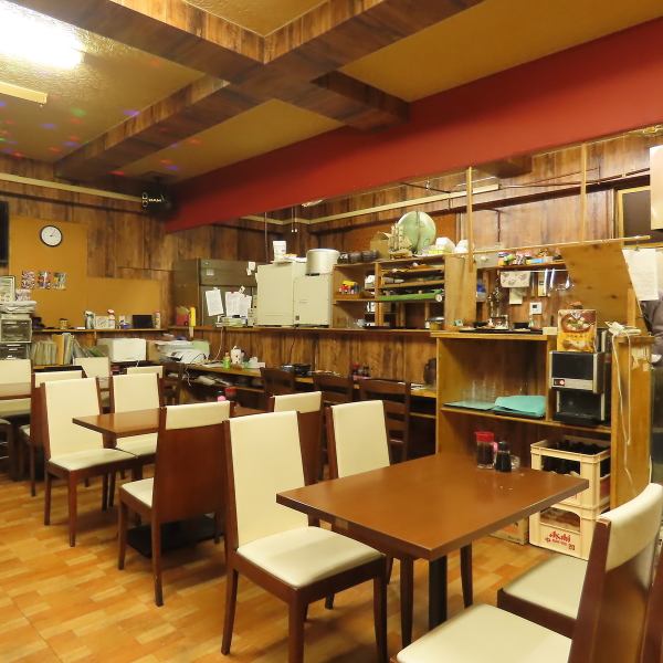 Ichiba Shokudo has a spacious interior and is loved by locals for its cozy atmosphere.You can have a fun time with set meals during the day and karaoke and izakaya at night.Spend your time as you like, whether alone or with friends and family.