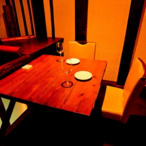 餐桌席可用於兩個人約會◎請在商店的寧靜氛圍中與一個特別的人度過特別的時光。