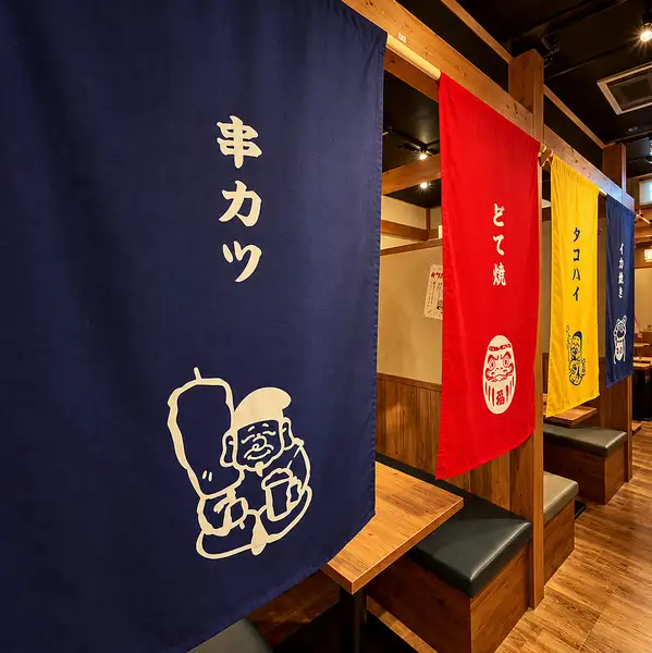 【総座席数114席◎】活気あるオープン席は煮込み場・イカ焼き場・かっこいい暖簾の雰囲気で飲めちゃいます（笑）2名様～個室・半個室、デートや女子会ぴったりのソファー席など！お席のバリエーション豊富★なんと言っても大阪の旨いもんを全品300円で楽しめる高コスパ酒場！！喫煙可能・駅近で飲み会にうってつけ！