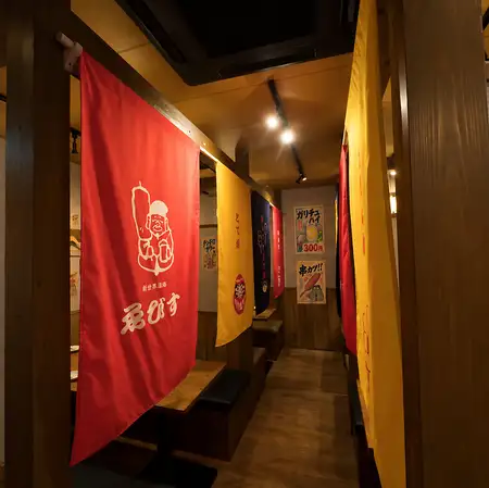 我们有带帘子的半私密房间，虽然有墙壁隔开，但也可以在同一楼层举办宴会！