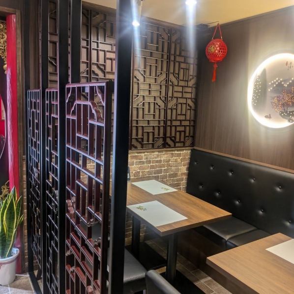 1階は四川省の錦の里を再現した空間で、本場中国の雰囲気を存分に楽しめます。伝統的な中国の部屋を取り入れたインテリアが、異国情緒あふれる特別なひとときを演出します。宴会や特別な食事会にぴったりです。