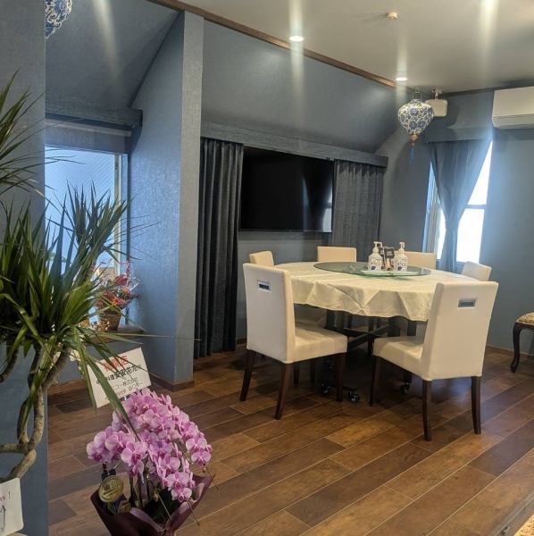 2階はブルーを基調とした高級感あふれる空間で、シャンデリアが華やかさを添えています。落ち着いた雰囲気の中で、ビジネスランチやデート、女子会など、様々なシーンでご利用いただけます。