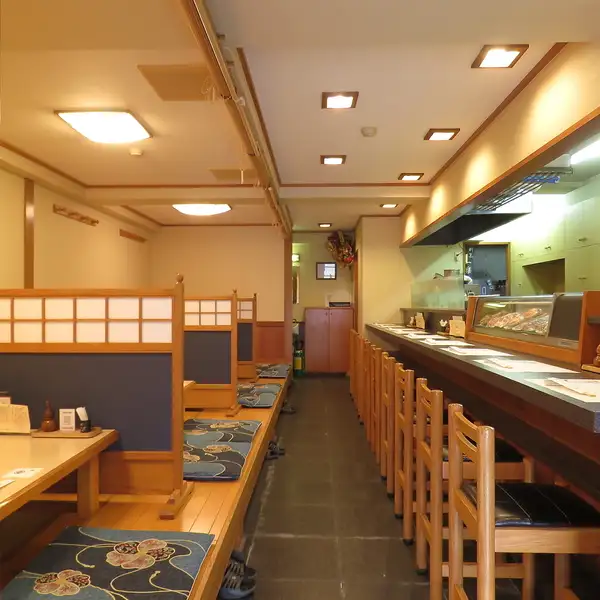 店内は和の趣を大切にした落ち着いた空間。アクセスも良好で、仕事帰りや特別な日の食事にもぴったりです。老舗ならではの丁寧なサービスと、心地よい時間を提供するこだわりの空間でお迎えします。