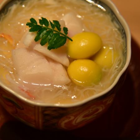 旬を感じるメニューを仕入れに合わせて１５品ほどお出ししています。