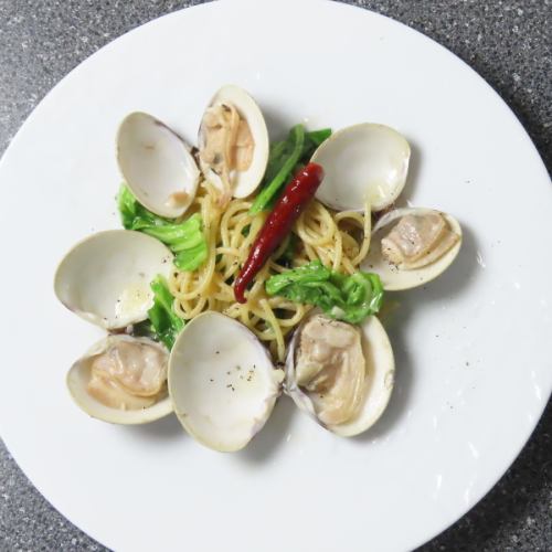 Clam and spring cabbage peperoncino