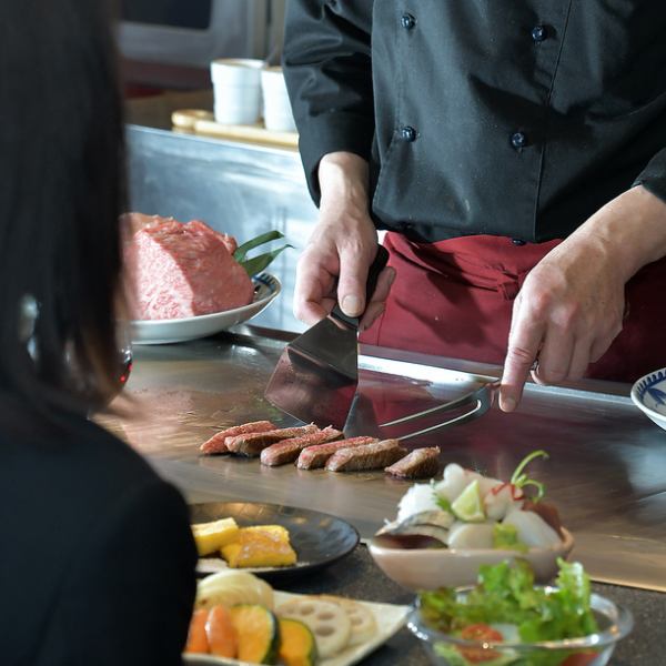 It is a goal of 【Suzuhisa】 to have you enjoy the teppanyaki with a little threshold more casually.It is a small restaurant with only 11 counters, with the iron plate in front of you, but of course you can enjoy the conversation with the staff, the sound of grilling meat, the time until you can finish cooking with the smell.