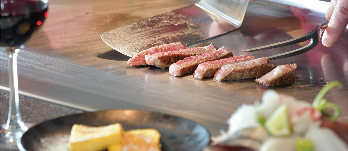 Enjoy teppanyaki with dynamic and delicate techniques in front of you