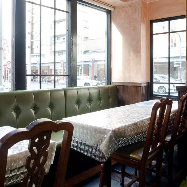 2名様～ご予約大歓迎♪明るく落ち着いた雰囲気の店内◎テーブル席は広々としているので、ファミリーでも安心してくつろげる空間となっています。たくさんの方に満足してもらえるように一生懸命おもてなしさせていただきます！