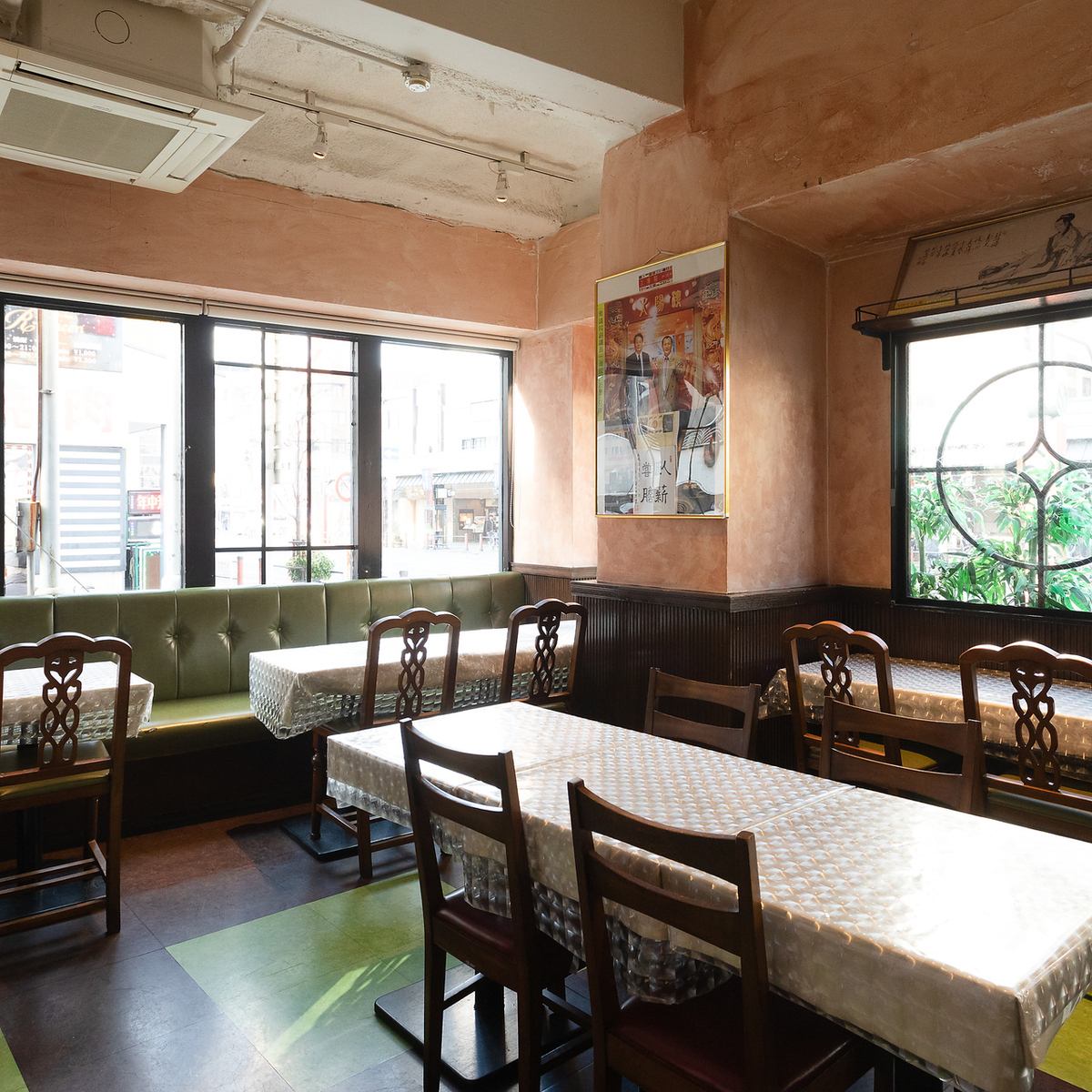 内装がおしゃれな店内で料理をご堪能下さい！