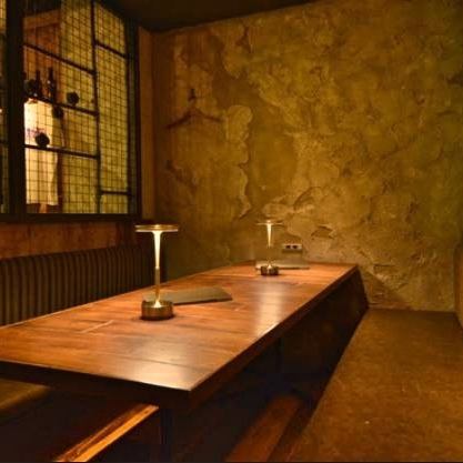 店内奥の半個室席は8名様までご利用可能です。ご予約はお電話にて承っておりますので、お気軽にご相談下さい。※お電話は営業時間中に頂くとスムーズです。料理、お酒、スポーツ、ミュージックの全てを楽しむことのできる当店で、刈谷で最も楽しいナイトライフをお過ごしください。
