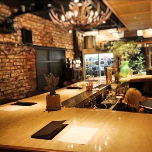 宽敞的大理石吧台座位很有特色♪