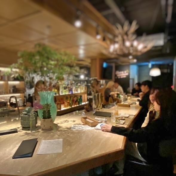 刈谷駅北口より徒歩2分の好立地に佇むビルの2階に"Marco."は御座います。店内はイタリアの大理石であしらった大きなカウンター席を代表に、モダンイタリアンな雰囲気に包まれております。他にも4名様掛けテーブル席が2卓、半個室の8名様掛けテーブル席1卓をご用意。デートや誕生日、お仲間との1次会、2次会どちらにも◎