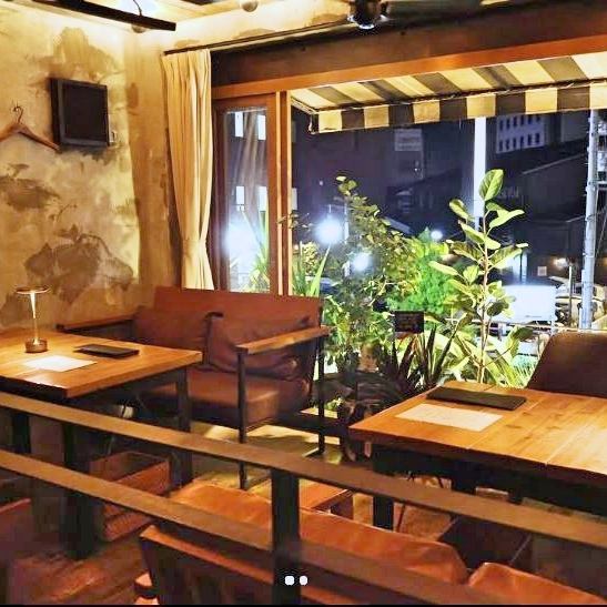 開放感溢れるテーブル席や、ゆっくり落ち着けるカウンター席