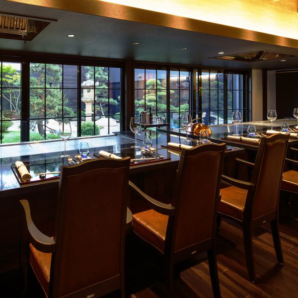 [Teppanyaki counter overlooking a Japanese-style garden] French dishes decorated with seasonal ingredients, teppanyaki dishes with dynamic performances, and wines selected by our sommelier from a wine cellar with over 200 varieties at all times.We promise you a special moment to enjoy with all five senses.