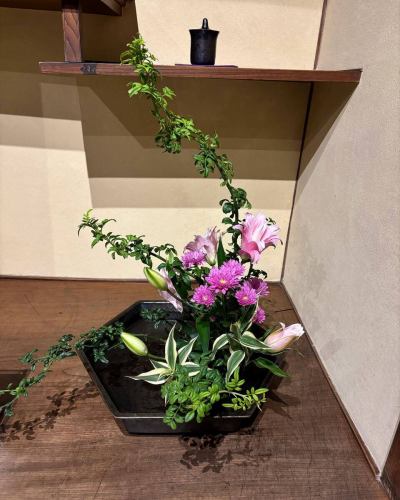 .
【別邸涵養荘の今週のお花💐】

お店を彩るお花たちです💐
プロデュースは小山生花店様にお願いしております！
いつもありがとうございます😊

↓ご予約はオンライン予約がおすすめです！
https://seikoanbetteikanyoso.owst.jp/（ホットペッパー）

ご予約  お問い合わせは、
📞025-211-7703

プロフィールのリンクから
webサイトにアクセスできます！
🔍@seikoan_bettei_kanyoso

その他SNSやグルメサイトなど
詳細はこちらからご覧いただけます↓↓
https://lit.link/Qes1EGif55alyDCldOYLbnL3EXI3
(別邸涵養荘リットリンク)

#別邸涵養荘 #新潟グルメ #新潟ランチ #新潟ディナー #古町ランチ #古町ディナー #月刊新潟Komachi #月刊にいがた #記念日ディナー #日本庭園 #新潟グランドホテル #泉田佑子 #玉川堂 #鎚起銅器  #顔合わせ #顔合わせ食事会 #法要 #結納 #蝋型鋳金 #大久保鋳物 #原惣右エ門 #クッキーボックス #クッキー缶 #お祝い #誕生日 #花束 #秋 #味覚の秋