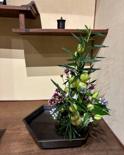 .
【別邸涵養荘の今週のお花💐】

お店を彩るお花たちです💐
プロデュースは小山生花店様にお願いしております！
いつもありがとうございます😊

↓ご予約はオンライン予約がおすすめです！
https://seikoanbetteikanyoso.owst.jp/（ホットペッパー）

ご予約  お問い合わせは、
📞025-211-7703

プロフィールのリンクから
webサイトにアクセスできます！
🔍@seikoan_bettei_kanyoso

その他SNSやグルメサイトなど
詳細はこちらからご覧いただけます↓↓
https://lit.link/Qes1EGif55alyDCldOYLbnL3EXI3
(別邸涵養荘リットリンク)

#別邸涵養荘 #新潟グルメ #新潟ランチ #新潟ディナー #古町ランチ #古町ディナー #月刊新潟Komachi #月刊にいがた #記念日ディナー #日本庭園 #新潟グランドホテル #泉田佑子 #玉川堂 #鎚起銅器  #顔合わせ #顔合わせ食事会 #法要 #結納 #蝋型鋳金 #大久保鋳物 #原惣右エ門 #クッキーボックス #クッキー缶 #お祝い #誕生日 #花束 #秋 #味覚の秋