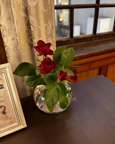 .
【別邸涵養荘の今週のお花💐】

お店を彩るお花たちです💐
プロデュースは小山生花店様にお願いしております！
いつもありがとうございます😊

↓ご予約はオンライン予約がおすすめです！
https://seikoanbetteikanyoso.owst.jp/（ホットペッパー）

ご予約  お問い合わせは、
📞025-211-7703

プロフィールのリンクから
webサイトにアクセスできます！
🔍@seikoan_bettei_kanyoso

その他SNSやグルメサイトなど
詳細はこちらからご覧いただけます↓↓
https://lit.link/Qes1EGif55alyDCldOYLbnL3EXI3
(別邸涵養荘リットリンク)

#別邸涵養荘 #新潟グルメ #新潟ランチ #新潟ディナー #古町ランチ #古町ディナー #月刊新潟Komachi #月刊にいがた #記念日ディナー #日本庭園 #新潟グランドホテル #泉田佑子 #玉川堂 #鎚起銅器  #顔合わせ #顔合わせ食事会 #法要 #結納 #蝋型鋳金 #大久保鋳物 #原惣右エ門 #クッキーボックス #クッキー缶 #お祝い #誕生日 #花束