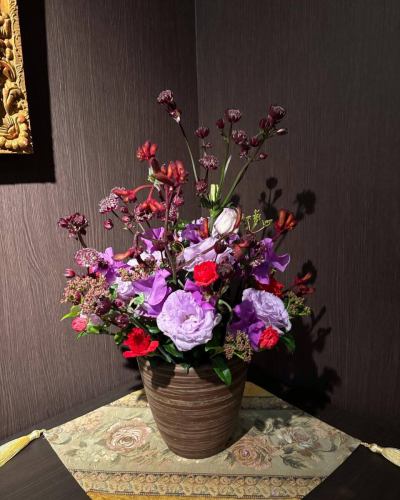 .
【別邸涵養荘の今週のお花💐】

お店を彩るお花たちです💐
プロデュースは小山生花店様にお願いしております！
いつもありがとうございます😊

↓ご予約はオンライン予約がおすすめです！
https://seikoanbetteikanyoso.owst.jp/（ホットペッパー）

ご予約  お問い合わせは、
📞025-211-7703

プロフィールのリンクから
webサイトにアクセスできます！
🔍@seikoan_bettei_kanyoso

その他SNSやグルメサイトなど
詳細はこちらからご覧いただけます↓↓
https://lit.link/Qes1EGif55alyDCldOYLbnL3EXI3
(別邸涵養荘リットリンク)

#別邸涵養荘 #新潟グルメ #新潟ランチ #新潟ディナー #古町ランチ #古町ディナー #月刊新潟Komachi #月刊にいがた #記念日ディナー #日本庭園 #新潟グランドホテル #泉田佑子 #玉川堂 #鎚起銅器  #顔合わせ #顔合わせ食事会 #法要 #結納 #蝋型鋳金 #大久保鋳物 #原惣右エ門 #クッキーボックス #クッキー缶 #お祝い #誕生日 #花束