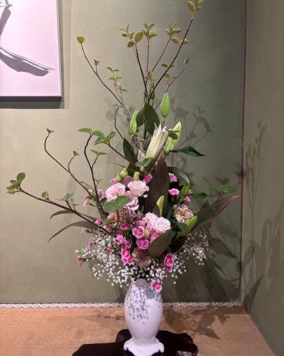 .
【別邸涵養荘の今週のお花💐】

お店を彩るお花たちです💐
プロデュースは小山生花店様にお願いしております！
いつもありがとうございます☺︎♡

ゴールデンウィークがおわり、ご予約が比較的落ち着いています。
天候も暖かくなってきて、お庭も青々としてきました🌿
皆さまのご予約お待ちしております^ ^

↓ご予約はオンライン予約がおすすめです！
https://seikoanbetteikanyoso.owst.jp/（ホットペッパー）

ご予約  お問い合わせは、
📞025-211-7703

プロフィールのリンクから
webサイトにアクセスできます！
🔍@seikoan_bettei_kanyoso

その他SNSやグルメサイトなど
詳細はこちらからご覧いただけます↓↓
https://lit.link/Qes1EGif55alyDCldOYLbnL3EXI3
(別邸涵養荘リットリンク)

#別邸涵養荘 #新潟グルメ #新潟ランチ #新潟ディナー #古町ランチ #古町ディナー #月刊新潟Komachi #月刊にいがた #記念日ディナー #日本庭園 #新潟グランドホテル #泉田佑子 #顔合わせ #顔合わせ食事会 #法要 #蝋型鋳金 #大久保鋳物 #原惣右エ門 #クッキーボックス #クッキー缶 #お祝い #誕生日 #花束 #歓迎会