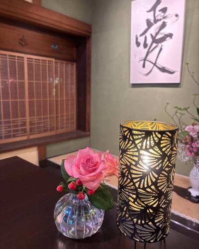 .
【別邸涵養荘の今週のお花💐】

お店を彩るお花たちです💐
プロデュースは小山生花店様にお願いしております！
いつもありがとうございます☺︎♡

ゴールデンウィークがおわり、ご予約が比較的落ち着いています。
天候も暖かくなってきて、お庭も青々としてきました🌿
皆さまのご予約お待ちしております^ ^

↓ご予約はオンライン予約がおすすめです！
https://seikoanbetteikanyoso.owst.jp/（ホットペッパー）

ご予約  お問い合わせは、
📞025-211-7703

プロフィールのリンクから
webサイトにアクセスできます！
🔍@seikoan_bettei_kanyoso

その他SNSやグルメサイトなど
詳細はこちらからご覧いただけます↓↓
https://lit.link/Qes1EGif55alyDCldOYLbnL3EXI3
(別邸涵養荘リットリンク)

#別邸涵養荘 #新潟グルメ #新潟ランチ #新潟ディナー #古町ランチ #古町ディナー #月刊新潟Komachi #月刊にいがた #記念日ディナー #日本庭園 #新潟グランドホテル #泉田佑子 #顔合わせ #顔合わせ食事会 #法要 #蝋型鋳金 #大久保鋳物 #原惣右エ門 #クッキーボックス #クッキー缶 #お祝い #誕生日 #花束 #歓迎会