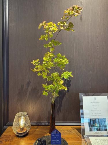 .
【別邸涵養荘の今週のお花💐】

お店を彩るお花たちです💐
プロデュースは小山生花店様にお願いしております！
いつもありがとうございます😊

『安田瓦花器MYK』Marumi Yasuda Kawara
木の暖かみと凛とした美しさを兼ね備え、 花に寄り添い支えます。
(丸三安田瓦工業オンラインストアより)
https://marumikawara.stores.jp/

ご来店お待ちしております^ ^

↓ご予約はオンライン予約がおすすめです！
https://seikoanbetteikanyoso.owst.jp/（ホットペッパー）

ご予約  お問い合わせは、
📞025-211-7703

プロフィールのリンクから
webサイトにアクセスできます！
🔍@seikoan_bettei_kanyoso

その他SNSやグルメサイトなど
詳細はこちらからご覧いただけます↓↓
https://lit.link/Qes1EGif55alyDCldOYLbnL3EXI3
(別邸涵養荘リットリンク)

【This week's flowers at Bettei Kanyoso 💐】

These are the flowers that decorate the store.💐
We ask Koyamaseikaten to produce it!
Thank you as always.😊

We look forward to your reservation.

↓Online reservations are recommended for reservations!
https://seikoanbetteikanyoso.owst.jp/(HOT PEPPER)

For reservations and inquiries,
📞025-211-7703

You can access the website from the profile link!
🔍@seikoan_bettei_kanyoso

You can see more details such as other SNS and gourmet sites here ↓↓
https://lit.link/Qes1EGif55alyDCldOYLbnL3EXI3(lit.link)

#別邸涵養荘 #新潟グルメ #新潟ランチ #新潟ディナー #古町ランチ #古町ディナー #月刊にいがた #記念日ディナー #日本庭園 #新潟グランドホテル #玉川堂 #鎚起銅器  #顔合わせ #顔合わせ食事会 #法要 #結納 #蝋型鋳金 #クッキーボックス #クッキー缶 #お祝い #誕生日 #花束 #安田瓦 #安田 #丸三安田瓦工業 #kanyoso #betteikanyoso #niigata #niigatarestaurant  #teppanyaki