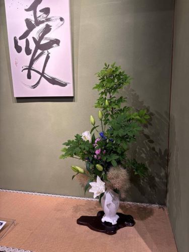 .
【別邸涵養荘の今週のお花💐】

お店を彩るお花たちです💐
プロデュースは小山生花店様にお願いしております！
いつもありがとうございます😊

『安田瓦花器MYK』Marumi Yasuda Kawara
木の暖かみと凛とした美しさを兼ね備え、 花に寄り添い支えます。
(丸三安田瓦工業オンラインストアより)
https://marumikawara.stores.jp/

ご来店お待ちしております^ ^

↓ご予約はオンライン予約がおすすめです！
https://seikoanbetteikanyoso.owst.jp/（ホットペッパー）

ご予約  お問い合わせは、
📞025-211-7703

プロフィールのリンクから
webサイトにアクセスできます！
🔍@seikoan_bettei_kanyoso

その他SNSやグルメサイトなど
詳細はこちらからご覧いただけます↓↓
https://lit.link/Qes1EGif55alyDCldOYLbnL3EXI3
(別邸涵養荘リットリンク)

【This week's flowers at Bettei Kanyoso 💐】

These are the flowers that decorate the store.💐
We ask Koyamaseikaten to produce it!
Thank you as always.😊

We look forward to your reservation.

↓Online reservations are recommended for reservations!
https://seikoanbetteikanyoso.owst.jp/(HOT PEPPER)

For reservations and inquiries,
📞025-211-7703

You can access the website from the profile link!
🔍@seikoan_bettei_kanyoso

You can see more details such as other SNS and gourmet sites here ↓↓
https://lit.link/Qes1EGif55alyDCldOYLbnL3EXI3(lit.link)

#別邸涵養荘 #新潟グルメ #新潟ランチ #新潟ディナー #古町ランチ #古町ディナー #月刊にいがた #記念日ディナー #日本庭園 #新潟グランドホテル #玉川堂 #鎚起銅器  #顔合わせ #顔合わせ食事会 #法要 #結納 #蝋型鋳金 #クッキーボックス #クッキー缶 #お祝い #誕生日 #花束 #安田瓦 #安田 #丸三安田瓦工業 #kanyoso #betteikanyoso #niigata #niigatarestaurant  #teppanyaki