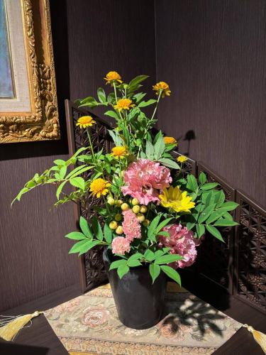 .
【別邸涵養荘の今週のお花💐】

お店を彩るお花たちです💐
プロデュースは小山生花店様にお願いしております！
いつもありがとうございます😊

『安田瓦花器MYK』Marumi Yasuda Kawara
木の暖かみと凛とした美しさを兼ね備え、 花に寄り添い支えます。
(丸三安田瓦工業オンラインストアより)
https://marumikawara.stores.jp/

ご来店お待ちしております^ ^

↓ご予約はオンライン予約がおすすめです！
https://seikoanbetteikanyoso.owst.jp/（ホットペッパー）

ご予約  お問い合わせは、
📞025-211-7703

プロフィールのリンクから
webサイトにアクセスできます！
🔍@seikoan_bettei_kanyoso

その他SNSやグルメサイトなど
詳細はこちらからご覧いただけます↓↓
https://lit.link/Qes1EGif55alyDCldOYLbnL3EXI3
(別邸涵養荘リットリンク)

【This week's flowers at Bettei Kanyoso 💐】

These are the flowers that decorate the store.💐
We ask Koyamaseikaten to produce it!
Thank you as always.😊

We look forward to your reservation.

↓Online reservations are recommended for reservations!
https://seikoanbetteikanyoso.owst.jp/(HOT PEPPER)

For reservations and inquiries,
📞025-211-7703

You can access the website from the profile link!
🔍@seikoan_bettei_kanyoso

You can see more details such as other SNS and gourmet sites here ↓↓
https://lit.link/Qes1EGif55alyDCldOYLbnL3EXI3(lit.link)

#別邸涵養荘 #新潟グルメ #新潟ランチ #新潟ディナー #古町ランチ #古町ディナー #月刊にいがた #記念日ディナー #日本庭園 #新潟グランドホテル #玉川堂 #鎚起銅器  #顔合わせ #顔合わせ食事会 #法要 #結納 #蝋型鋳金 #クッキーボックス #クッキー缶 #お祝い #誕生日 #花束 #安田瓦 #安田 #丸三安田瓦工業 #kanyoso #betteikanyoso #niigata #niigatarestaurant  #teppanyaki