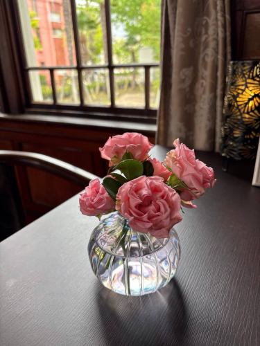.
【別邸涵養荘の今週のお花💐】

お店を彩るお花たちです💐
プロデュースは小山生花店様にお願いしております！
いつもありがとうございます😊

『安田瓦花器MYK』Marumi Yasuda Kawara
木の暖かみと凛とした美しさを兼ね備え、 花に寄り添い支えます。
(丸三安田瓦工業オンラインストアより)
https://marumikawara.stores.jp/

ご来店お待ちしております^ ^

↓ご予約はオンライン予約がおすすめです！
https://seikoanbetteikanyoso.owst.jp/（ホットペッパー）

ご予約  お問い合わせは、
📞025-211-7703

プロフィールのリンクから
webサイトにアクセスできます！
🔍@seikoan_bettei_kanyoso

その他SNSやグルメサイトなど
詳細はこちらからご覧いただけます↓↓
https://lit.link/Qes1EGif55alyDCldOYLbnL3EXI3
(別邸涵養荘リットリンク)

【This week's flowers at Bettei Kanyoso 💐】

These are the flowers that decorate the store.💐
We ask Koyamaseikaten to produce it!
Thank you as always.😊

We look forward to your reservation.

↓Online reservations are recommended for reservations!
https://seikoanbetteikanyoso.owst.jp/(HOT PEPPER)

For reservations and inquiries,
📞025-211-7703

You can access the website from the profile link!
🔍@seikoan_bettei_kanyoso

You can see more details such as other SNS and gourmet sites here ↓↓
https://lit.link/Qes1EGif55alyDCldOYLbnL3EXI3(lit.link)

#別邸涵養荘 #新潟グルメ #新潟ランチ #新潟ディナー #古町ランチ #古町ディナー #月刊にいがた #記念日ディナー #日本庭園 #新潟グランドホテル #玉川堂 #鎚起銅器  #顔合わせ #顔合わせ食事会 #法要 #結納 #蝋型鋳金 #クッキーボックス #クッキー缶 #お祝い #誕生日 #花束 #安田瓦 #安田 #丸三安田瓦工業 #kanyoso #betteikanyoso #niigata #niigatarestaurant  #teppanyaki