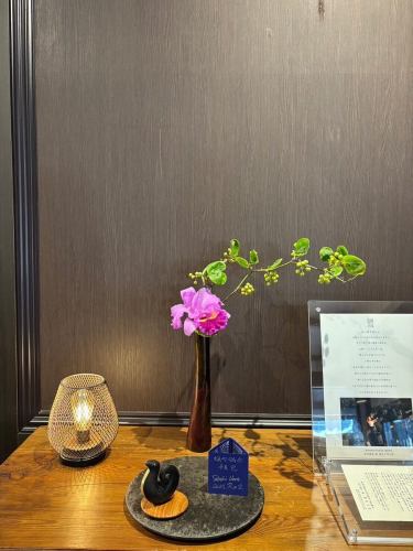 .
【別邸涵養荘の今週のお花💐】

お店を彩るお花たちです💐
プロデュースは小山生花店様にお願いしております！
いつもありがとうございます😊

今週から仲間入り！✨
『安田瓦花器MYK』Marumi Yasuda Kawara
木の暖かみと凛とした美しさを兼ね備え、 花に寄り添い支えます。
(丸三安田瓦工業オンラインストアより)
https://marumikawara.stores.jp/

ご来店お待ちしております^ ^

↓ご予約はオンライン予約がおすすめです！
https://seikoanbetteikanyoso.owst.jp/（ホットペッパー）

ご予約  お問い合わせは、
📞025-211-7703

プロフィールのリンクから
webサイトにアクセスできます！
🔍@seikoan_bettei_kanyoso

その他SNSやグルメサイトなど
詳細はこちらからご覧いただけます↓↓
https://lit.link/Qes1EGif55alyDCldOYLbnL3EXI3
(別邸涵養荘リットリンク)

【This week's flowers at Bettei Kanyoso 💐】

These are the flowers that decorate the store.💐
We ask Koyamaseikaten to produce it!
Thank you as always.😊

We look forward to your reservation.

↓Online reservations are recommended for reservations!
https://seikoanbetteikanyoso.owst.jp/(HOT PEPPER)

For reservations and inquiries,
📞025-211-7703

You can access the website from the profile link!
🔍@seikoan_bettei_kanyoso

You can see more details such as other SNS and gourmet sites here ↓↓
https://lit.link/Qes1EGif55alyDCldOYLbnL3EXI3(lit.link)

#別邸涵養荘 #新潟グルメ #新潟ランチ #新潟ディナー #古町ランチ #古町ディナー #月刊新潟Komachi #記念日ディナー #日本庭園 #新潟グランドホテル #玉川堂 #鎚起銅器  #顔合わせ #顔合わせ食事会 #法要 #結納 #蝋型鋳金 #クッキーボックス #クッキー缶 #お祝い #誕生日 #花束 #安田瓦 #安田 #丸三安田瓦工業 #kanyoso #betteikanyoso #niigata #niigatarestaurant  #teppanyaki