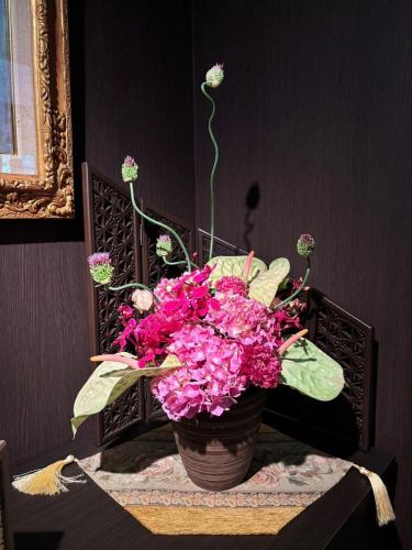 .
【別邸涵養荘の今週のお花💐】

お店を彩るお花たちです💐
プロデュースは小山生花店様にお願いしております！
いつもありがとうございます😊

今週から仲間入り！✨
『安田瓦花器MYK』Marumi Yasuda Kawara
木の暖かみと凛とした美しさを兼ね備え、 花に寄り添い支えます。
(丸三安田瓦工業オンラインストアより)
https://marumikawara.stores.jp/

ご来店お待ちしております^ ^

↓ご予約はオンライン予約がおすすめです！
https://seikoanbetteikanyoso.owst.jp/（ホットペッパー）

ご予約  お問い合わせは、
📞025-211-7703

プロフィールのリンクから
webサイトにアクセスできます！
🔍@seikoan_bettei_kanyoso

その他SNSやグルメサイトなど
詳細はこちらからご覧いただけます↓↓
https://lit.link/Qes1EGif55alyDCldOYLbnL3EXI3
(別邸涵養荘リットリンク)

【This week's flowers at Bettei Kanyoso 💐】

These are the flowers that decorate the store.💐
We ask Koyamaseikaten to produce it!
Thank you as always.😊

We look forward to your reservation.

↓Online reservations are recommended for reservations!
https://seikoanbetteikanyoso.owst.jp/(HOT PEPPER)

For reservations and inquiries,
📞025-211-7703

You can access the website from the profile link!
🔍@seikoan_bettei_kanyoso

You can see more details such as other SNS and gourmet sites here ↓↓
https://lit.link/Qes1EGif55alyDCldOYLbnL3EXI3(lit.link)

#別邸涵養荘 #新潟グルメ #新潟ランチ #新潟ディナー #古町ランチ #古町ディナー #月刊新潟Komachi #記念日ディナー #日本庭園 #新潟グランドホテル #玉川堂 #鎚起銅器  #顔合わせ #顔合わせ食事会 #法要 #結納 #蝋型鋳金 #クッキーボックス #クッキー缶 #お祝い #誕生日 #花束 #安田瓦 #安田 #丸三安田瓦工業 #kanyoso #betteikanyoso #niigata #niigatarestaurant  #teppanyaki