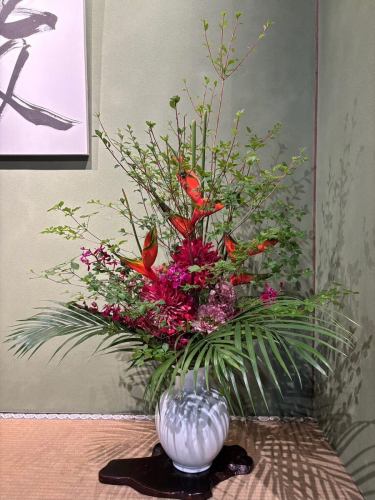 .
【別邸涵養荘の今週のお花💐】

お店を彩るお花たちです💐
プロデュースは小山生花店様にお願いしております！
いつもありがとうございます😊

今週から仲間入り！✨
『安田瓦花器MYK』Marumi Yasuda Kawara
木の暖かみと凛とした美しさを兼ね備え、 花に寄り添い支えます。
(丸三安田瓦工業オンラインストアより)
https://marumikawara.stores.jp/

ご来店お待ちしております^ ^

↓ご予約はオンライン予約がおすすめです！
https://seikoanbetteikanyoso.owst.jp/（ホットペッパー）

ご予約  お問い合わせは、
📞025-211-7703

プロフィールのリンクから
webサイトにアクセスできます！
🔍@seikoan_bettei_kanyoso

その他SNSやグルメサイトなど
詳細はこちらからご覧いただけます↓↓
https://lit.link/Qes1EGif55alyDCldOYLbnL3EXI3
(別邸涵養荘リットリンク)

【This week's flowers at Bettei Kanyoso 💐】

These are the flowers that decorate the store.💐
We ask Koyamaseikaten to produce it!
Thank you as always.😊

We look forward to your reservation.

↓Online reservations are recommended for reservations!
https://seikoanbetteikanyoso.owst.jp/(HOT PEPPER)

For reservations and inquiries,
📞025-211-7703

You can access the website from the profile link!
🔍@seikoan_bettei_kanyoso

You can see more details such as other SNS and gourmet sites here ↓↓
https://lit.link/Qes1EGif55alyDCldOYLbnL3EXI3(lit.link)

#別邸涵養荘 #新潟グルメ #新潟ランチ #新潟ディナー #古町ランチ #古町ディナー #月刊新潟Komachi #記念日ディナー #日本庭園 #新潟グランドホテル #玉川堂 #鎚起銅器  #顔合わせ #顔合わせ食事会 #法要 #結納 #蝋型鋳金 #クッキーボックス #クッキー缶 #お祝い #誕生日 #花束 #安田瓦 #安田 #丸三安田瓦工業 #kanyoso #betteikanyoso #niigata #niigatarestaurant  #teppanyaki