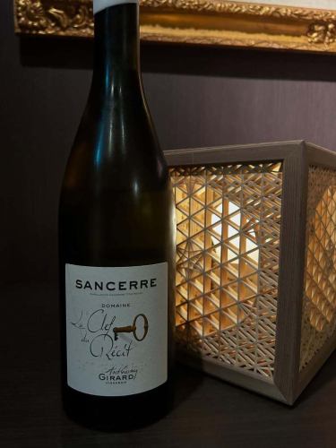 .
〜別邸涵養荘ワイン便り✉️〜

サンセール
Sancerre
アントニー・ジラール
Anthony Girard

「ドメーヌ・ルフレーヴ」や「ブリュノ・クレール」での修業を終えた後、サンセールの実家に戻り、新しいドメーヌを起ち上げました。

スッキリ爽やかな味わいは、暑い日にピッタリです。

プロフィールのリンクからwebサイトにアクセスできます！
🔍@seikoan_bettei_kanyoso

ご予約  お問い合わせは、
📞025-211-7703

ネット予約はこちらから
ホットペッパー
https://seikoanbetteikanyoso.owst.jp/

#別邸涵養荘 #新潟グルメ #新潟ランチ #新潟ディナー #古町ランチ #古町ディナー #記念日ディナー #日本庭園 #新潟グランドホテル #ホットペッパーグルメ #顔合わせ #顔合わせ食事会  #フレンチ  #ワイン #新潟グランドホテル #旧新潟県副知事公舎