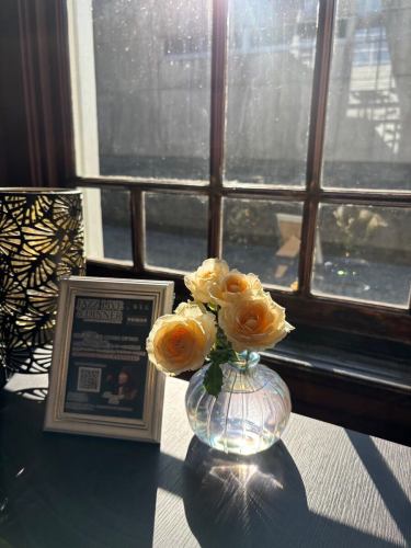 .
[本週別邸觀賞莊的花💐]

這些是裝飾商店的花。
本次活動由小山花店主辦！
一如既往地感謝你😊

本週加入我們！ ✨
“安田河原瓷磚花瓶 MYK” 由 Marumi Yasuda Kawara
它將木材的溫暖與莊重的美感融為一體，支撐並擁抱著花朵。
（摘自丸山安田瓷磚工業網上商店）
https://marumikawara.stores.jp/

我們期待您的光臨^^

↓建議您在線預訂！
https://seikoanbetteikanyoso.owst.jp/(辣椒)

如需預約或諮詢，
📞025-211-7703

來自個人資料中的鏈接
您可以造訪該網站！
🔍@seikoan_bettei_kanyoso

其他SNS及美食網站
更多詳情請點這裡↓↓
https://lit.link/Qes1EGif55alyDCldOYLbnL3EXI3
（別邸 Kanyoso Rittrink）

【本週別邸觀葉莊的花💐】

這些是裝飾商店的花。 💐
We ask Koyamaseikaten to produce it!
一如既往地感謝您。 😊

We look forward to your reservation.

↓建議線上預約哦！
https://seikoanbetteikanyoso.owst.jp/(HOT PEPPER)

For reservations and inquiries,
📞025-211-7703

You can access the website from the profile link!
🔍@seikoan_bettei_kanyoso

其他SNS、美食網站等詳情可在此查看↓↓
https://lit.link/Qes1EGif55alyDCldOYLbnL3EXI3(lit.link)

#Bettei Kanyoso #新潟美食 #新潟午餐 #新潟晚餐 #古町午餐 #古町晚餐 #每月新潟小町 #週年紀念晚餐 #日本花園 #新潟大酒店 #玉泉堂 #HammeredCopperware #Meeting #MeetingDinnerParty #MemorialService #Engagement #WaxCasting #Meeting #MeetingDinnerParty #MemorialService #Engasment #WaxCasting #Mudaobookieing #Vudabudabidb魯尼號#MarusanYasudaTilesIndustry #kanyoso #betteikanyoso #niigata #niigatarestaurant #teppanyaki
