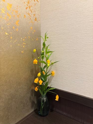 .
[本週別邸觀賞莊的花💐]

這些是裝飾商店的花。
本次活動由小山花店主辦！
一如既往地感謝你😊

“安田河原瓷磚花瓶 MYK” 由 Marumi Yasuda Kawara
它將木材的溫暖與莊重的美感融為一體，支撐並擁抱著花朵。
（摘自丸山安田瓷磚工業網上商店）
https://marumikawara.stores.jp/

我們期待您的光臨^^

↓建議您在線預訂！
https://seikoanbetteikanyoso.owst.jp/(辣椒)

如需預約或諮詢，
📞025-211-7703

來自個人資料中的鏈接
您可以造訪該網站！
🔍@seikoan_bettei_kanyoso

其他SNS及美食網站
更多詳情請點這裡↓↓
https://lit.link/Qes1EGif55alyDCldOYLbnL3EXI3
（別邸 Kanyoso Rittrink）

【本週別邸觀葉莊的花💐】

這些是裝飾商店的花。 💐
We ask Koyamaseikaten to produce it!
一如既往地感謝您。 😊

We look forward to your reservation.

↓建議線上預約哦！
https://seikoanbetteikanyoso.owst.jp/(HOT PEPPER)

For reservations and inquiries,
📞025-211-7703

You can access the website from the profile link!
🔍@seikoan_bettei_kanyoso

其他SNS、美食網站等詳情可在此查看↓↓
https://lit.link/Qes1EGif55alyDCldOYLbnL3EXI3(lit.link)

#Bettei Kanyoso #新潟美食 #新潟午餐 #新潟晚餐 #古町午餐 #古町晚餐 #每月新潟 #週年紀念晚餐 #日本花園 #新潟大酒店 #玉泉堂 #HammeredCopperware #會議 #MeetingDinnerParty #MemorialService #Engagement #WaxCasting #Cookieookie #MeetingDinnerParty #MemorialService #Engagement #WaxCasting #Cookieookieola #CookieookiedTookied #MarusanYasudaTileIndustry #kanyoso #betteikanyoso #niigata #niigatarestaurant #teppanyaki